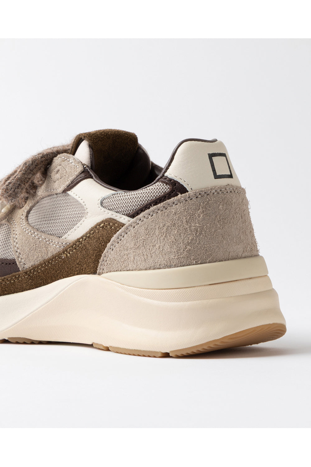 D.A.T.E. Sneakers Musa Mono in taupe