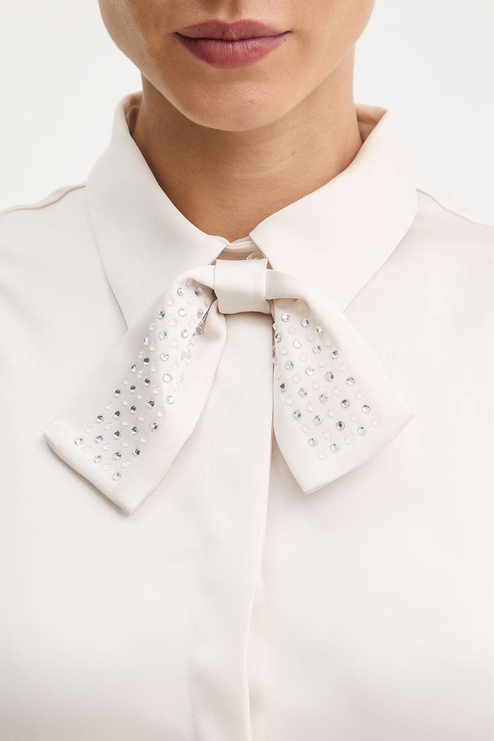 SIMONA CORSELLINI Camicia giromaniche con papillon in strass