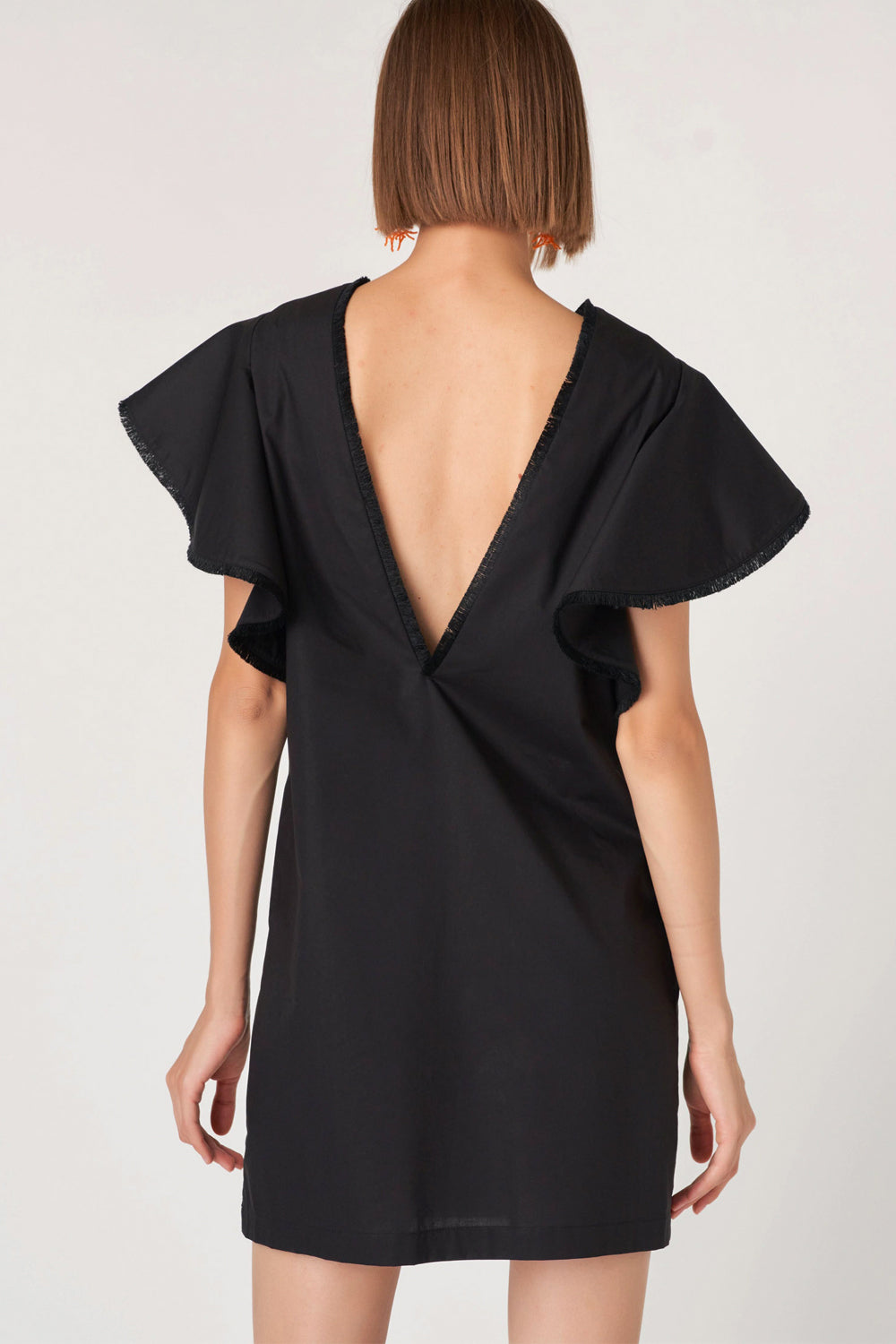 SUOLI: Abito Nero con Sfilacci e Scollo Profondo