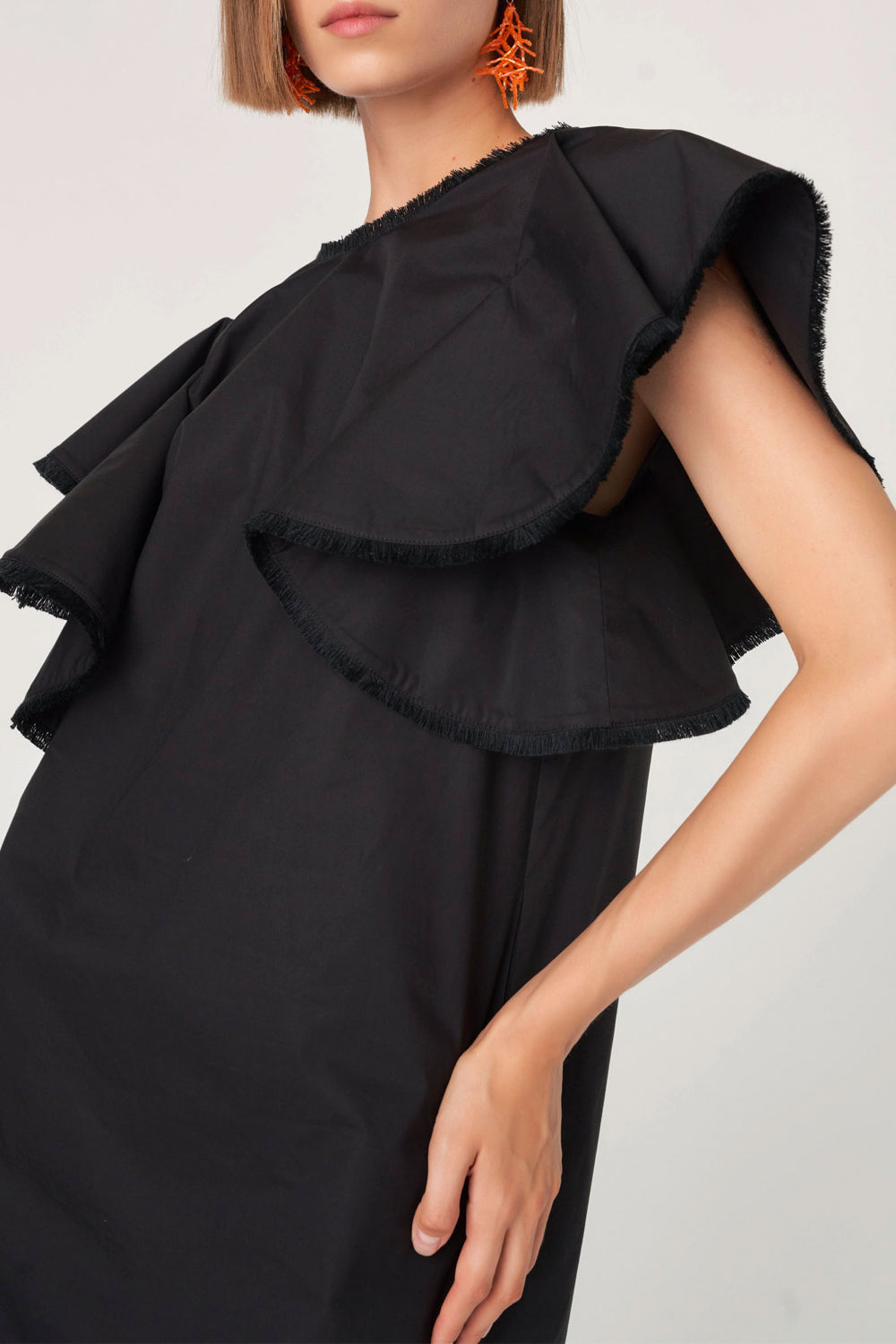 SUOLI: Abito Nero con Sfilacci e Scollo Profondo