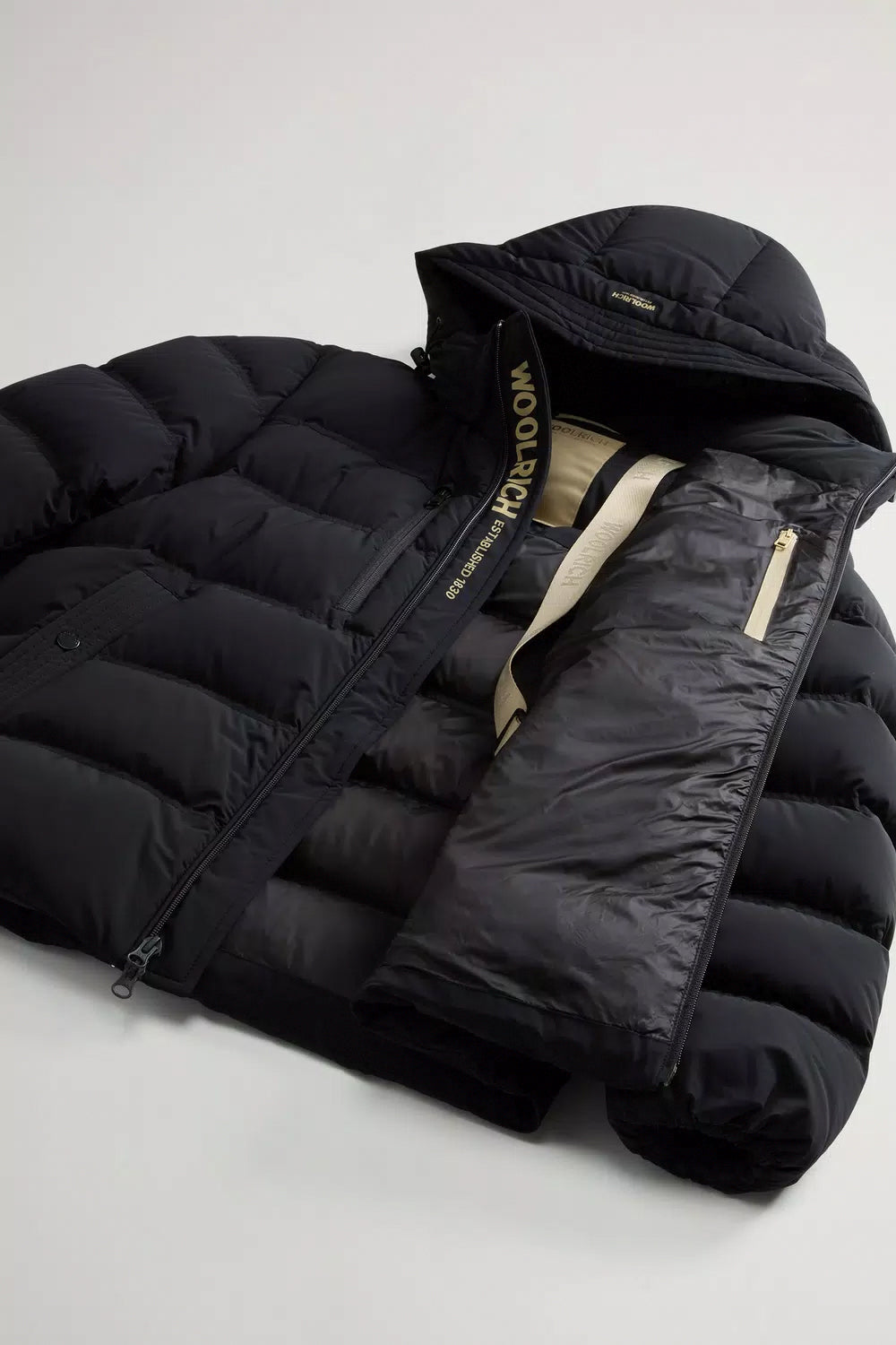 WOOLRICH Piumino in nylon elasticizzato con finitura opaca