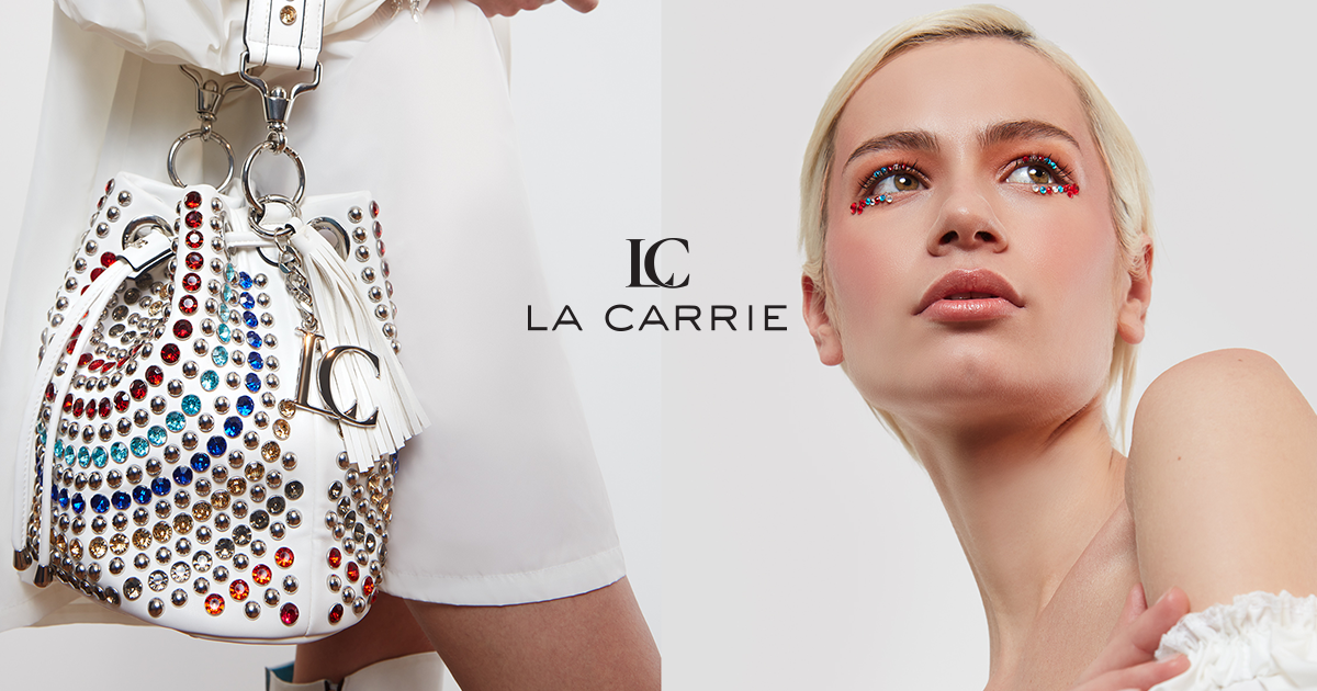 La Carrie Bag nome ispirato a Sex and the City.Ultima novità nel mondo della moda.La Carrie Bag 2020 è scelta anche da Beatrice Valli, Cristina Musacchio, Giulia De Lellis o la cantante Emma Marrone come borsa iconica fine a completare ogni proprio look! 
