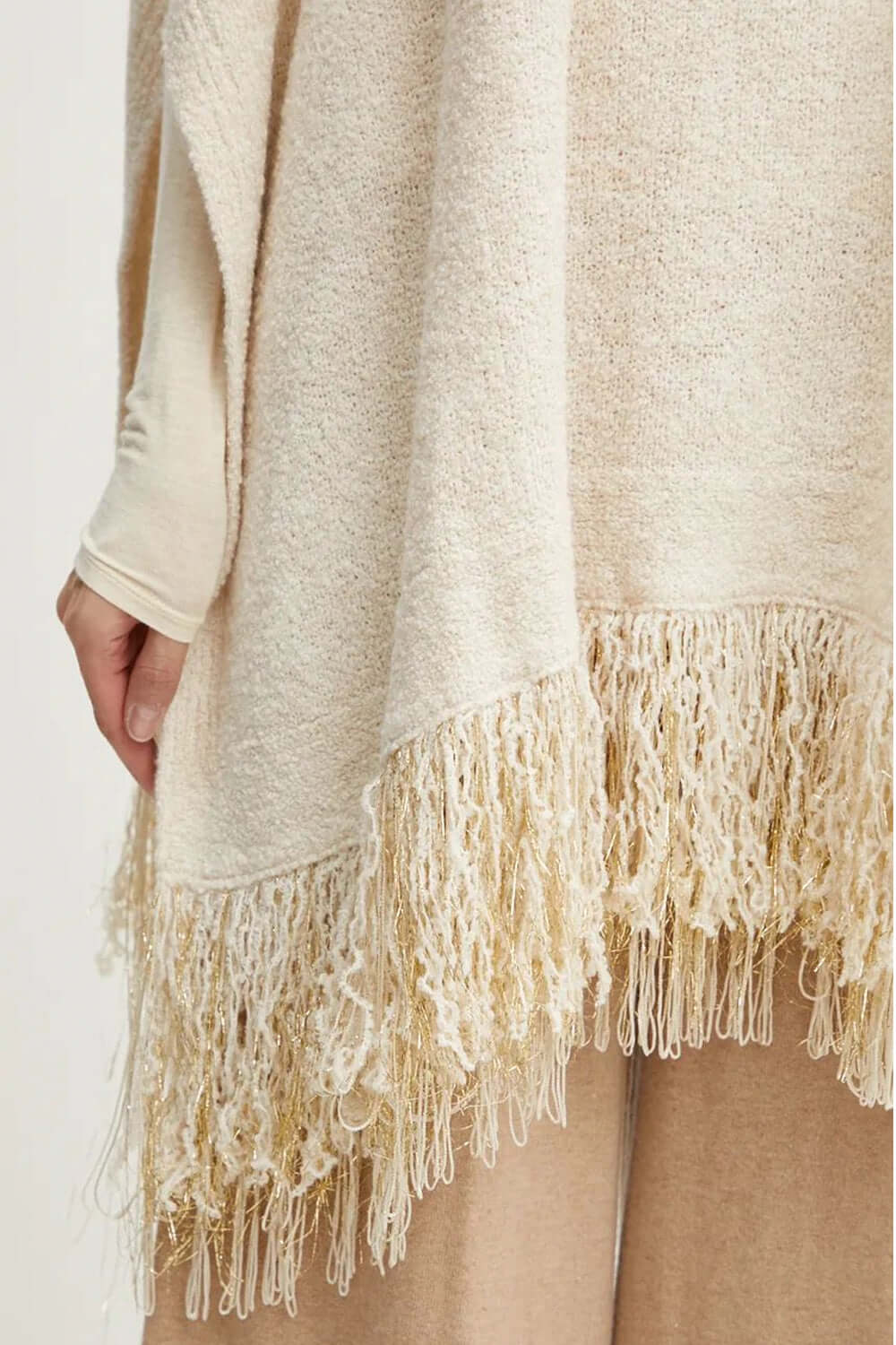 SIMONA CORSELLINI Poncho in maglia con frange Uncategorized SIMONA CORSELLINI